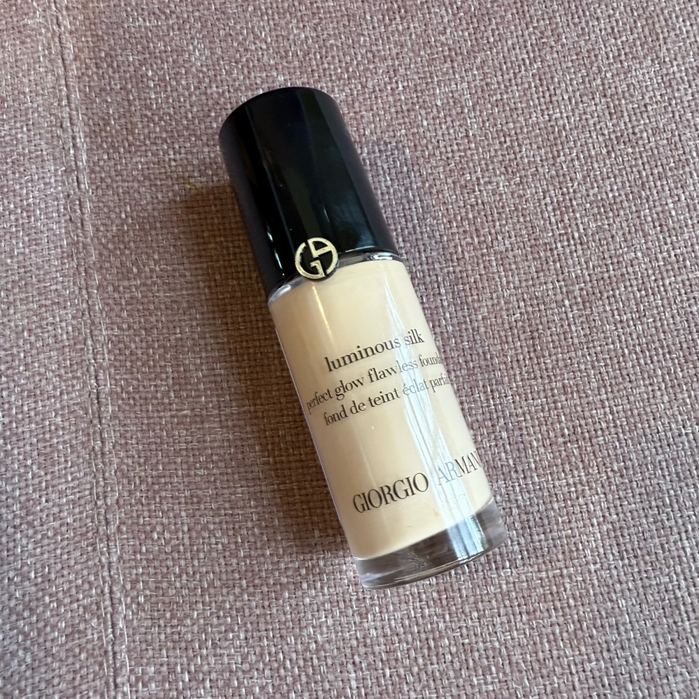 Giorgio Armani Luminous Silk Foundation - 4 - Picture 2 of 2